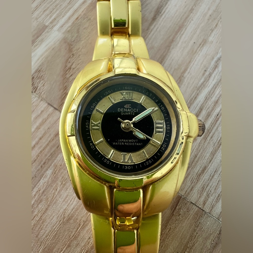 Vintage denacci ladies gold tone watch NEW BATTERY